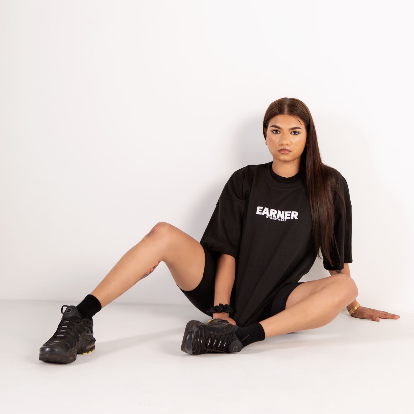 Earner Oversize Black Tee